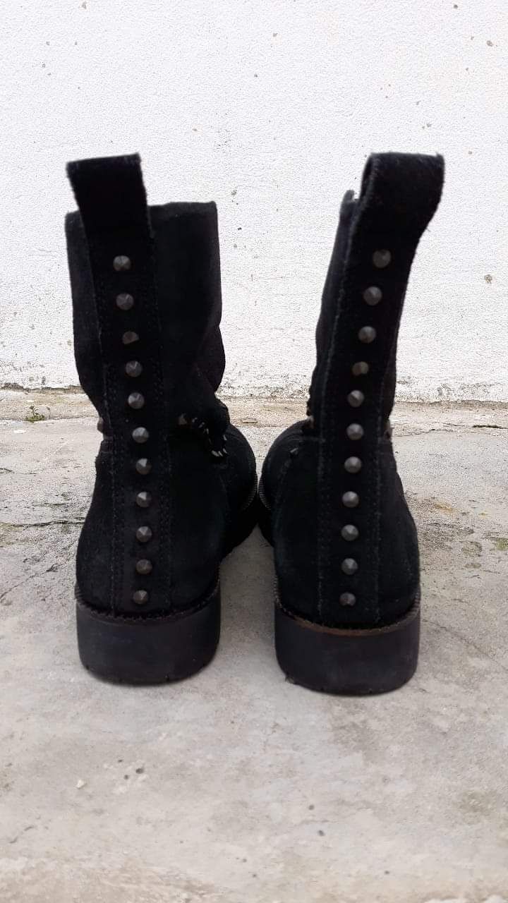 Botas de pele com tachas.