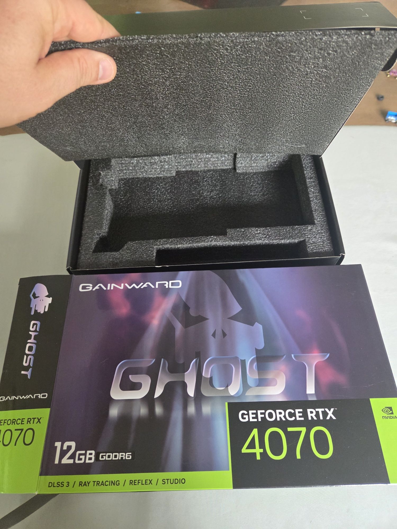 Sprzedam pudełko od karty graficznej  Gainward Geforce RTX 4070 12GB