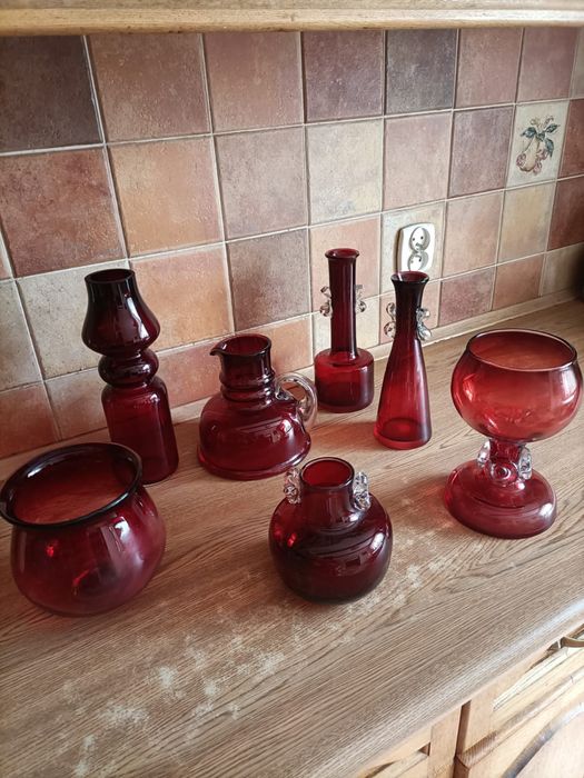 Wazony z czerwonego szkła.