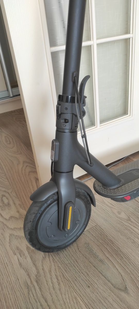 Электросамокат Xiaomi Mi Electric Scooter Essential Черный