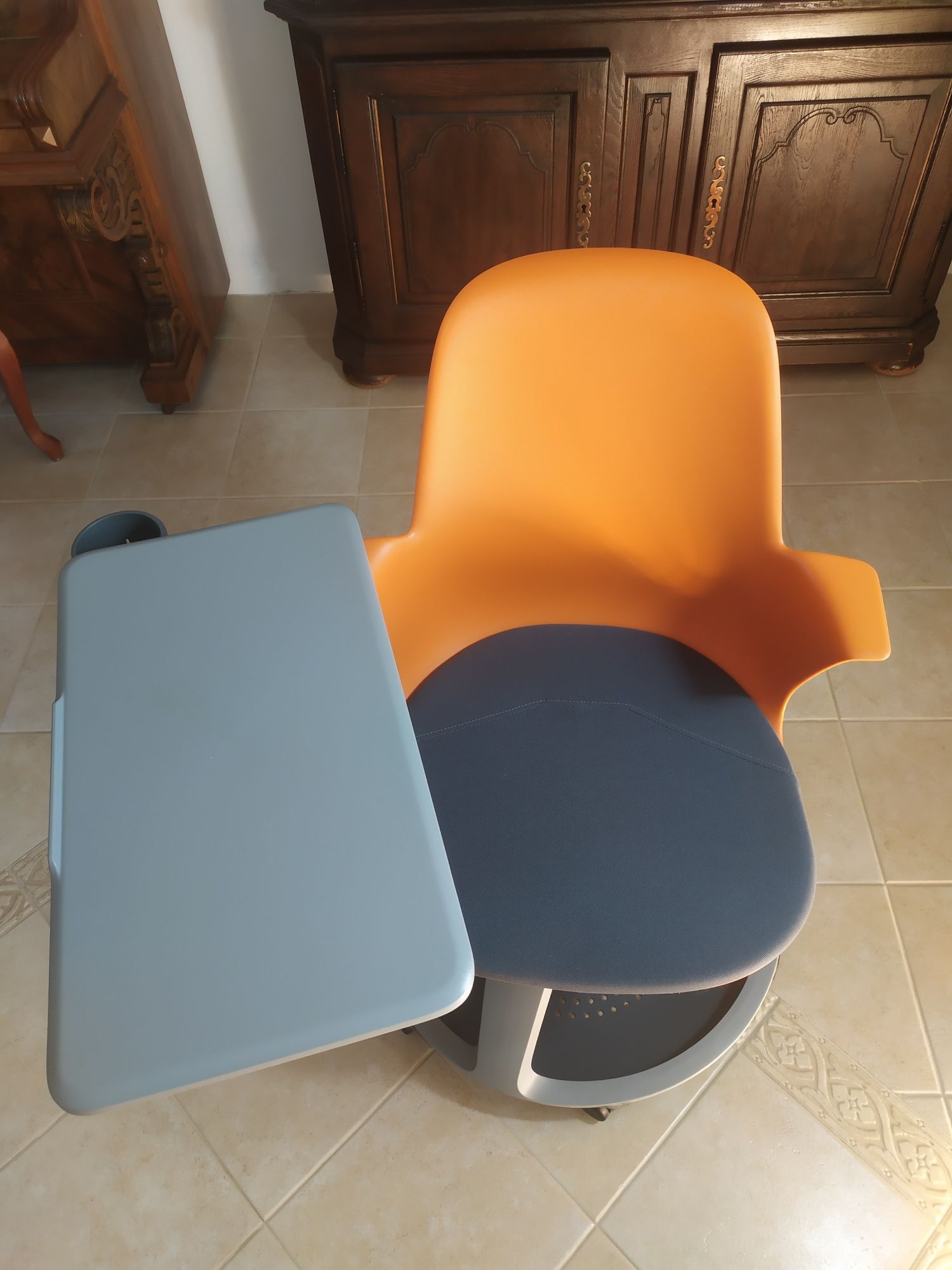 Steelcase Node Orange, Krzesło seminaryjne ze stołem do pisania
