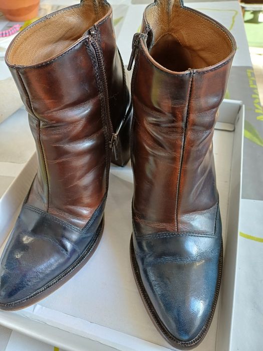 Bota curta em pele azul e castanho