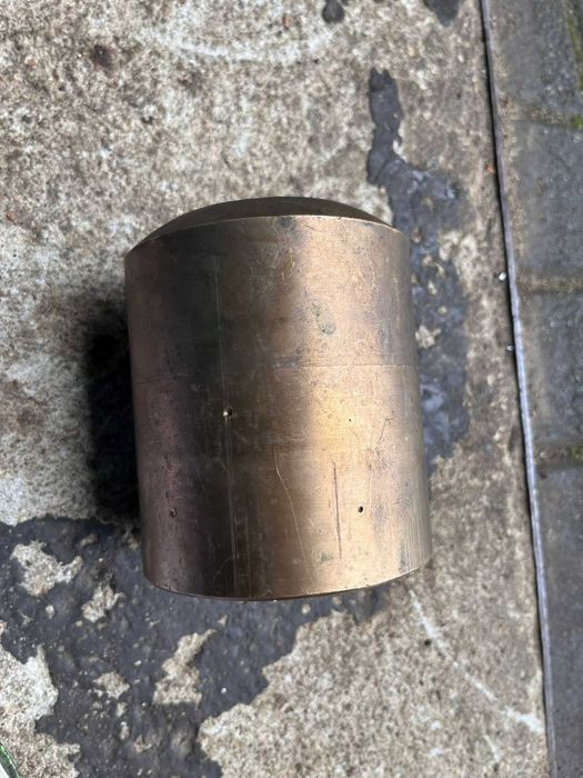 Tuleja brązowa z gwintem prostokątnym