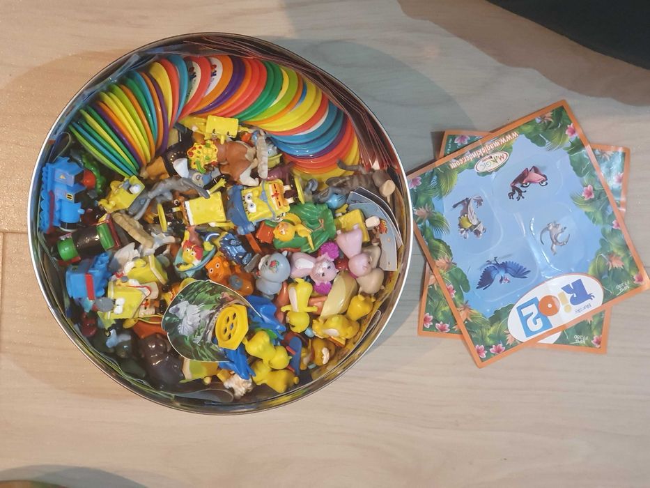 Zestaw żetonów i figurek z jajek niespodzianek (SpongeBob…)