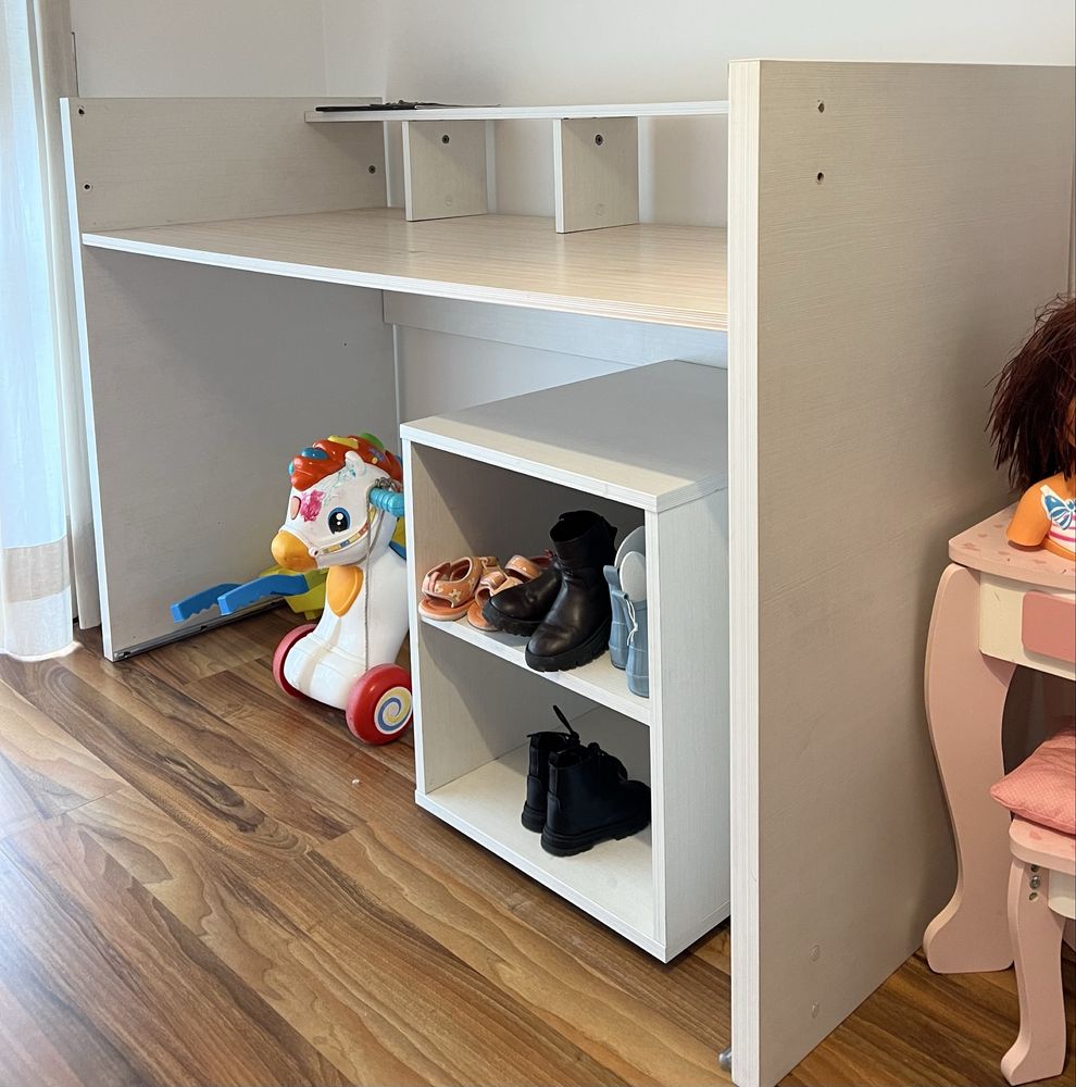 Cama e secretaria de criança