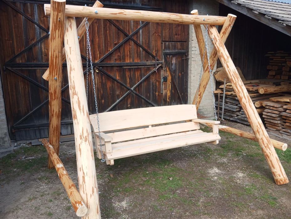 Drewniana huśtawka ogrodowa