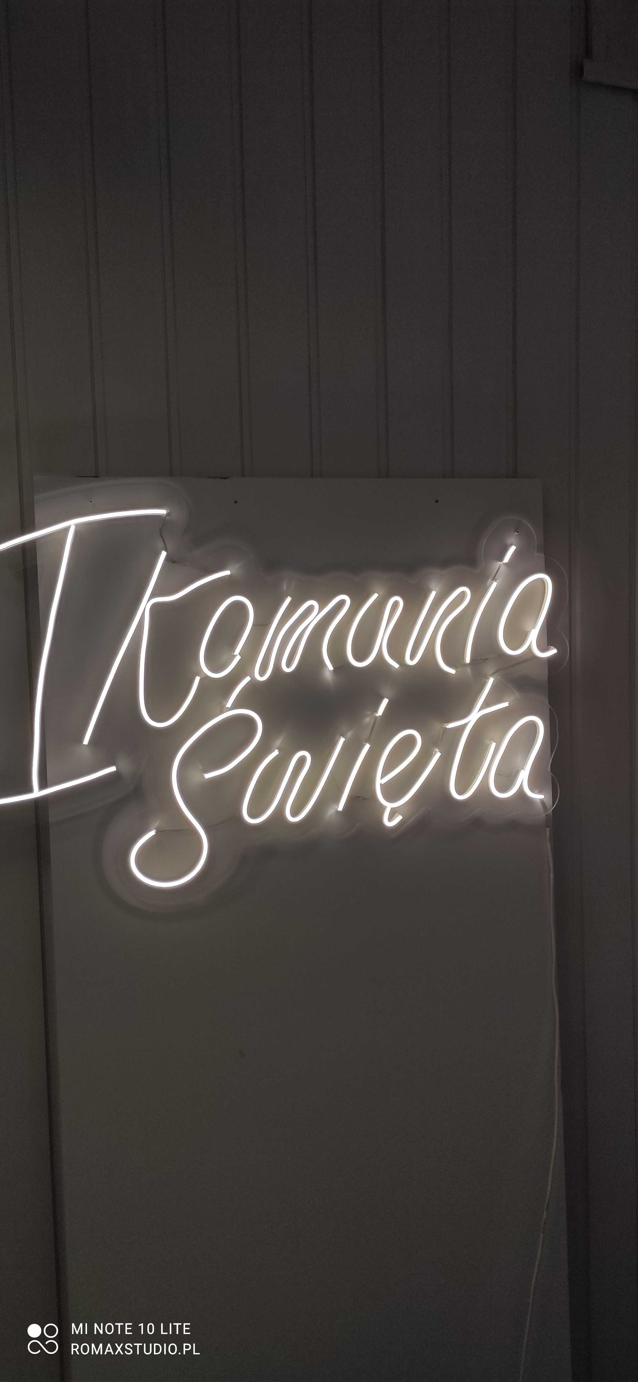 Neon, 1 Komunia  Świeta