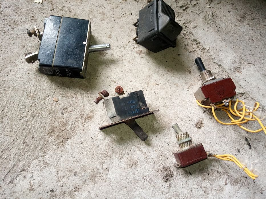 Тумблер, перемикачі двох- та трьохпозиційні