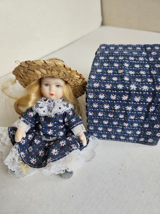 Boneca Porcelana com caixa