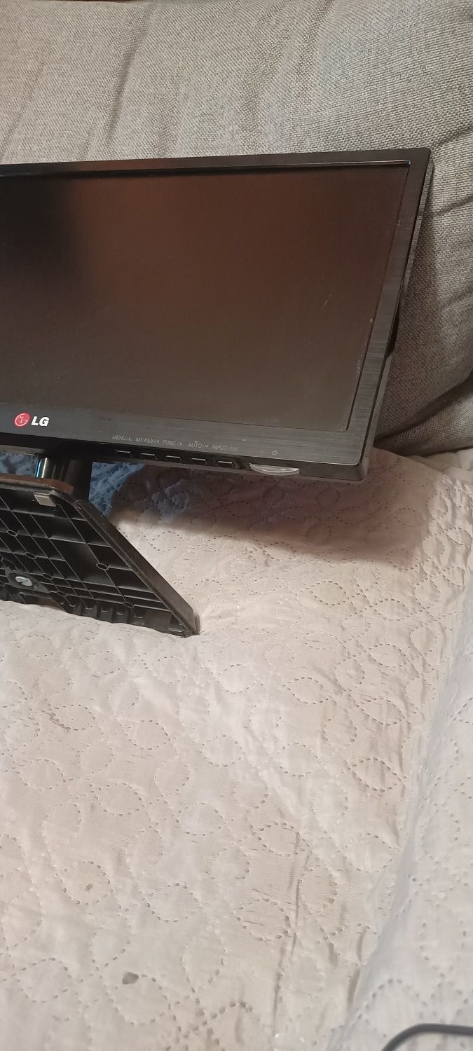 Monitor komputerowy LED LG FLATRON 19EN33S-B