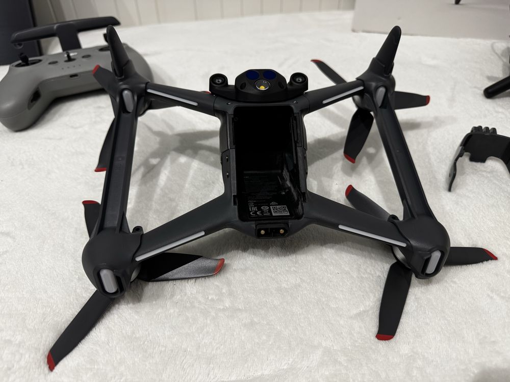 Dron DJI Fpv z DJI Googlani V2 oraz kontorlerem 2