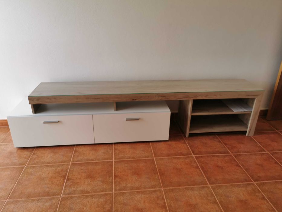 Móvel para TV com tampo de vidro