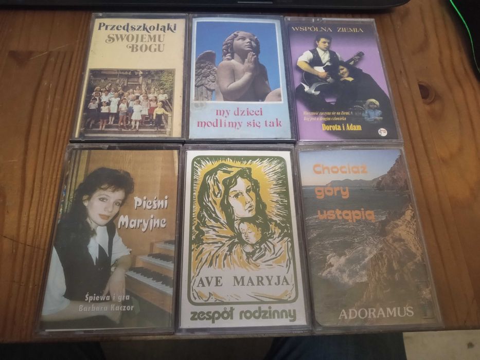 Kasety magnetofonowe z piosenkami religijnymi .