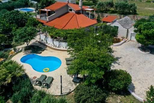 Chorwacja wrzesień dom willa basen blisko Splitu widok jacuzzi nocleg