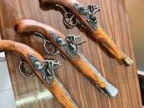 Conjunto de pistolas decorativas estilo pederneira – Madeira e ferro