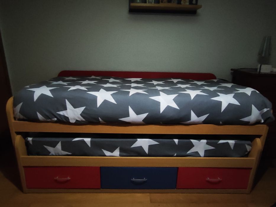 Cama de criança, dupla com 2 estrados e 2 colchões e 3 gavetas.