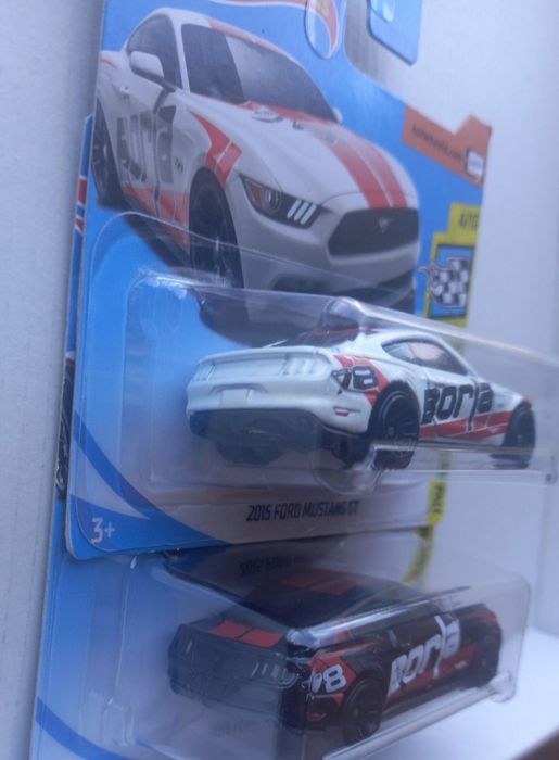 Hot wheels conj 2 - 2015 ford mustang GT
