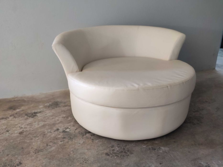 poltrona em couro sintético branco, com base rotativa