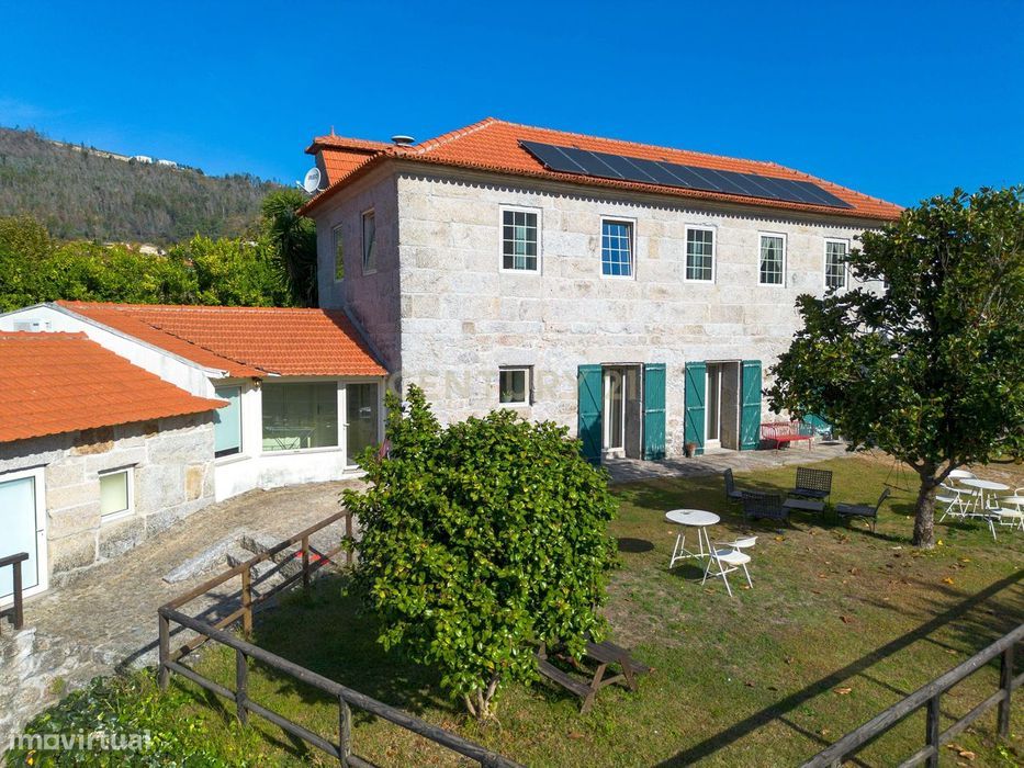 Quinta renovada com licença AL e 20000m² vinha em Mancelos, Amarante