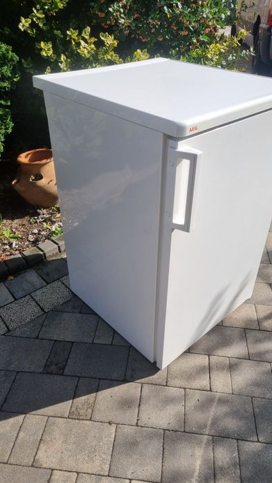 Mała lodówka AEG z zamrażalnikiem