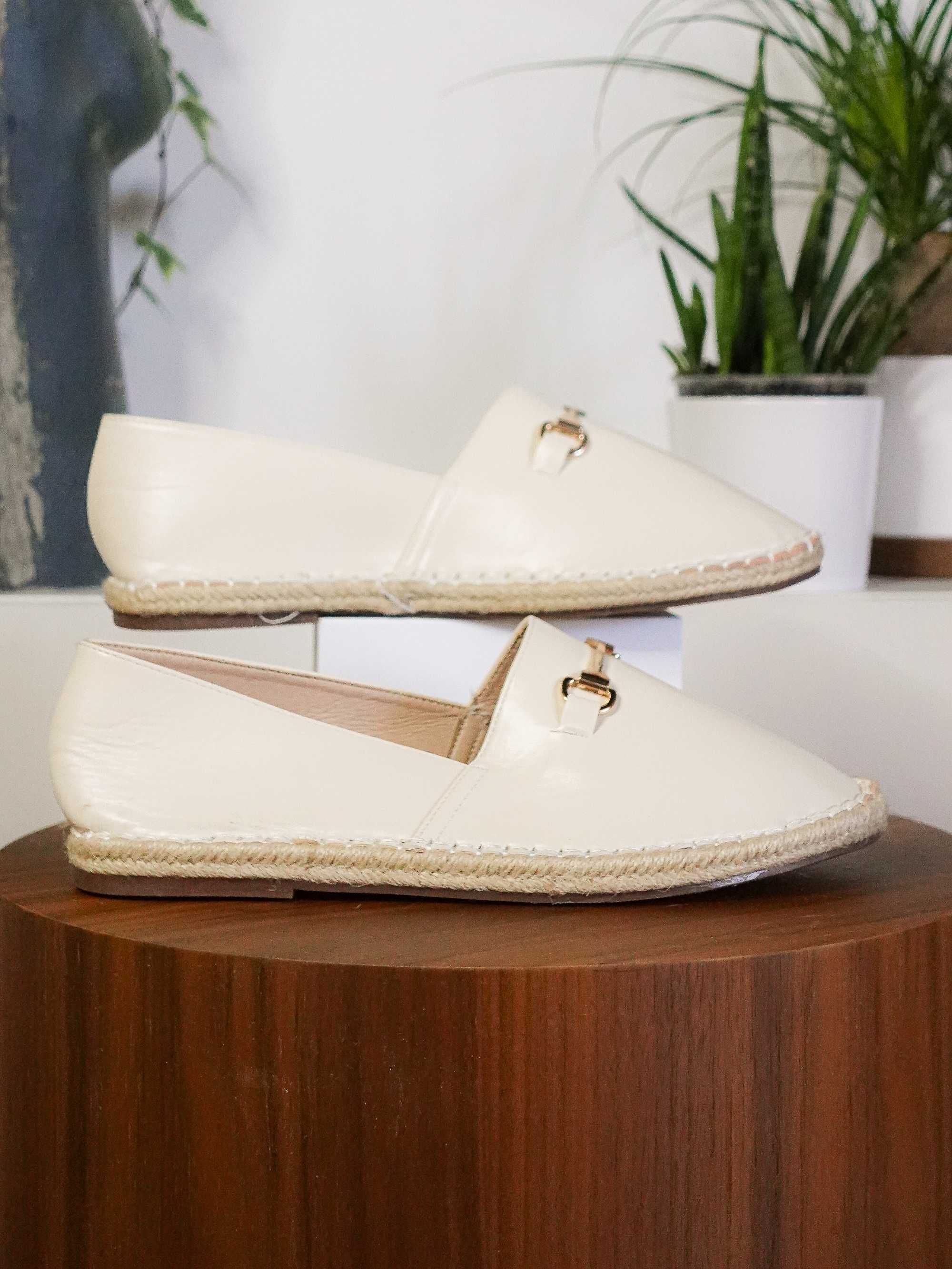 Używane męskie espadryle Truffle Collection, rozmiar 44, kremowe