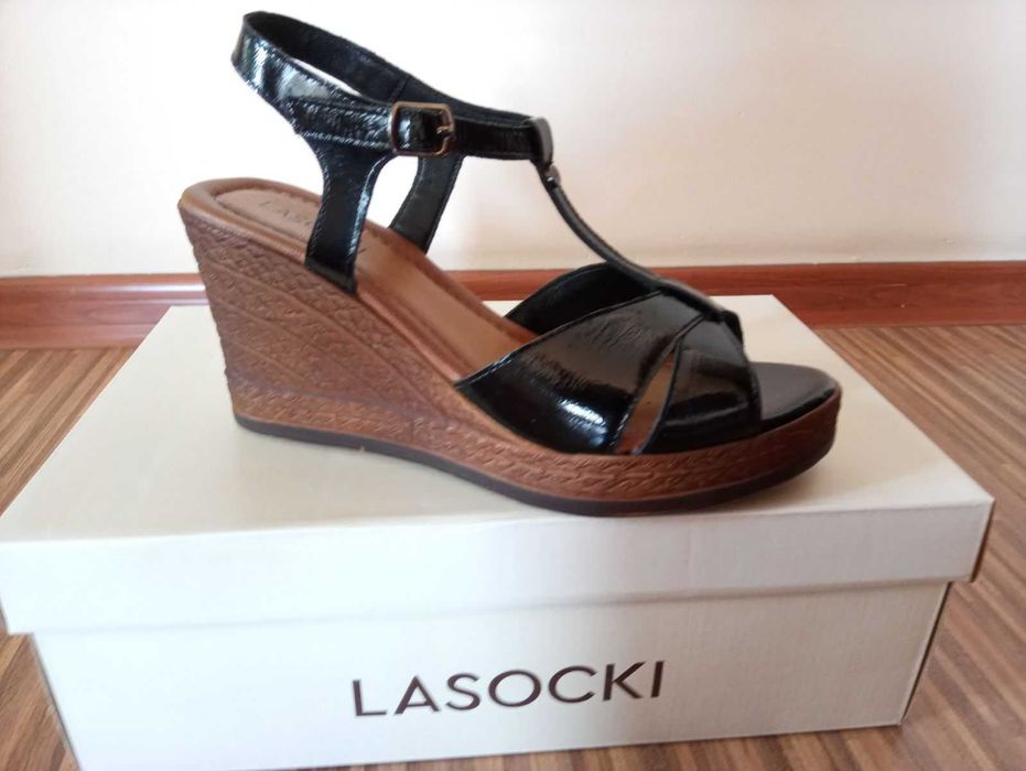 Sandały na koturnie LASOCKI