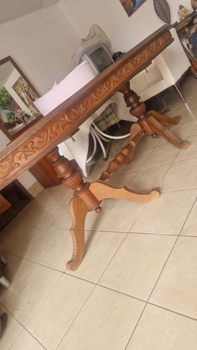 Mesa em madeira castanho