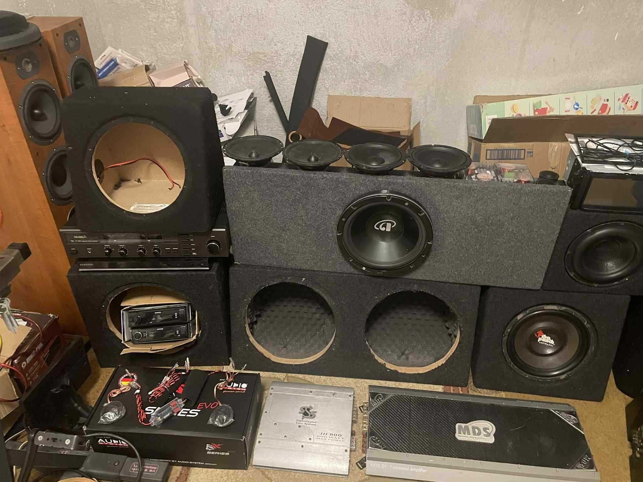 komplet, zestaw sprzętów Car-Audio, skrzynia basowe, wzmacniacze itp