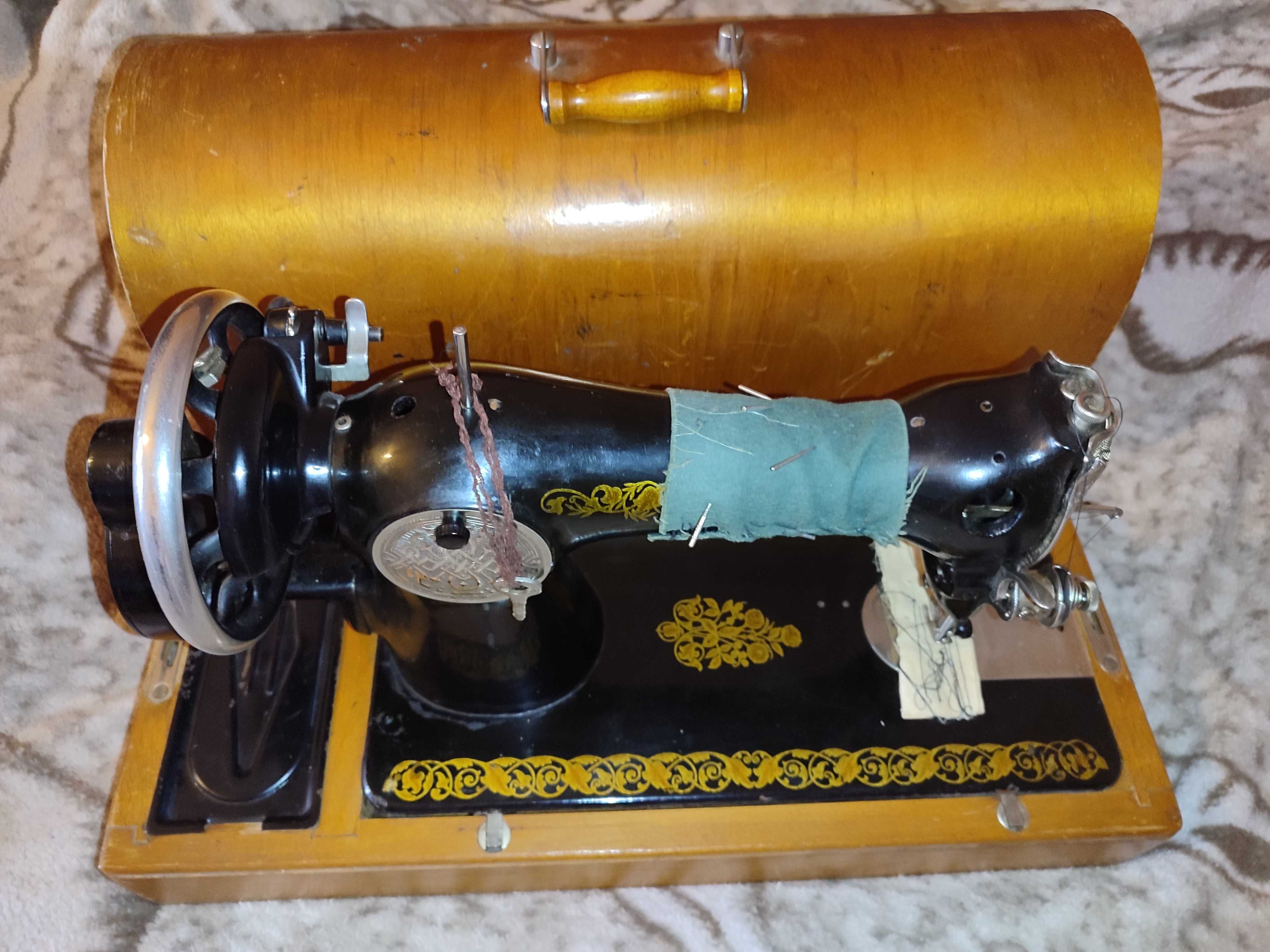Швейная машинка с футляром
