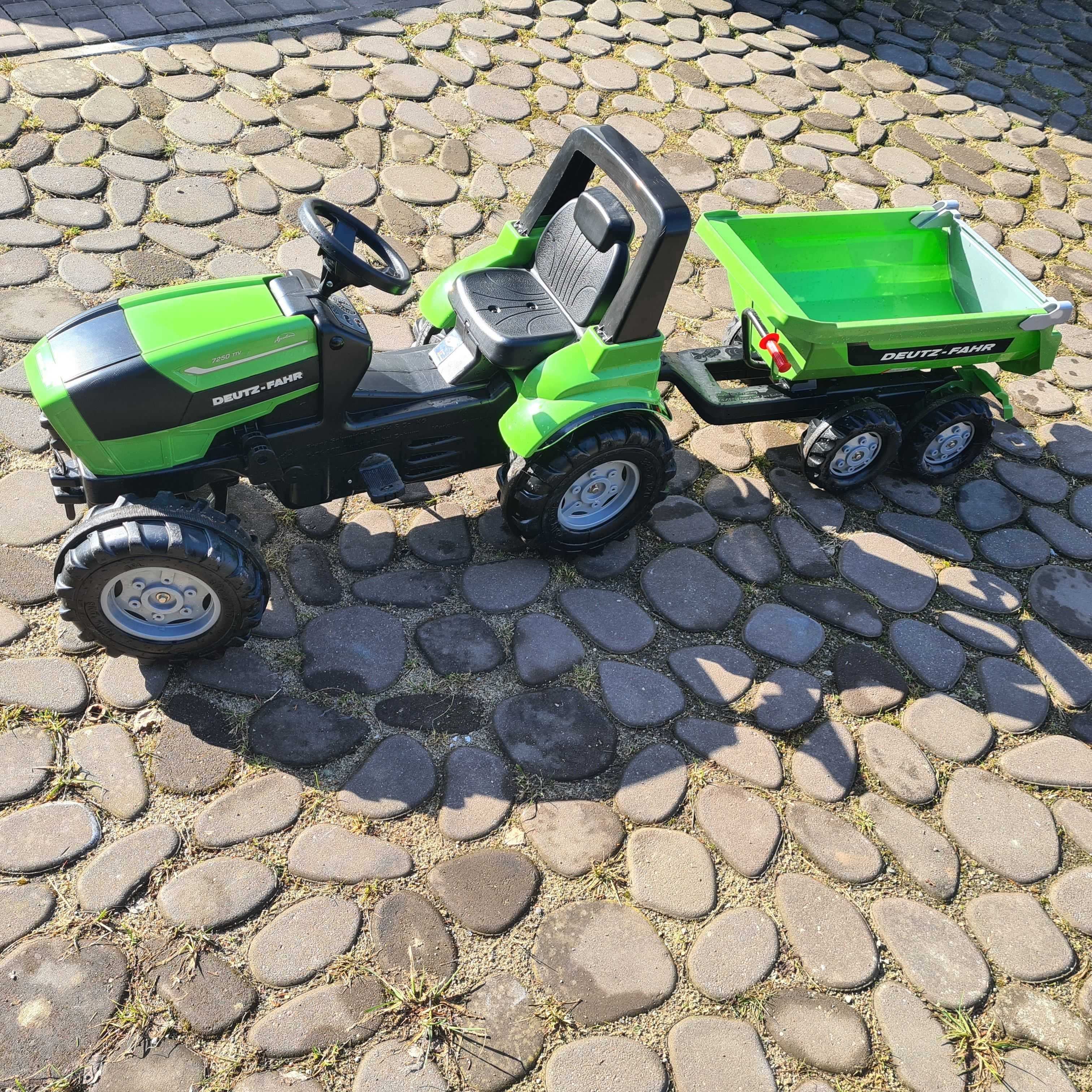 Traktor z przyczepą