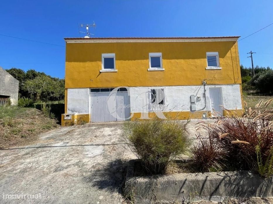 Moradia Isolada em Pedra para Renovação Parcial, a 20 minutos das Prai