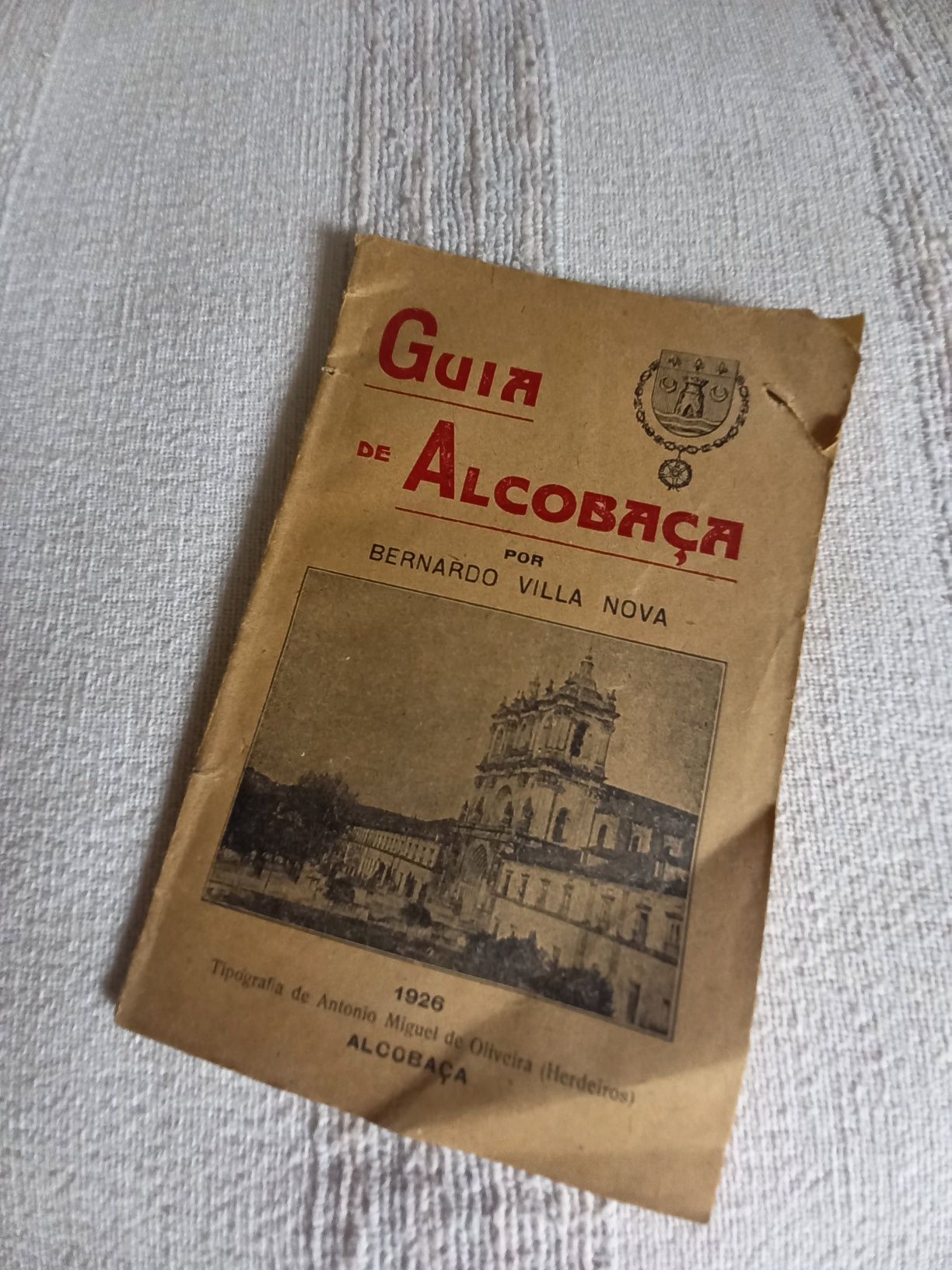 Livro antigo sobre Alcobaça