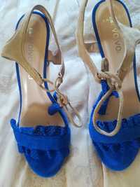 Sandálias em azul da marca ANGARI