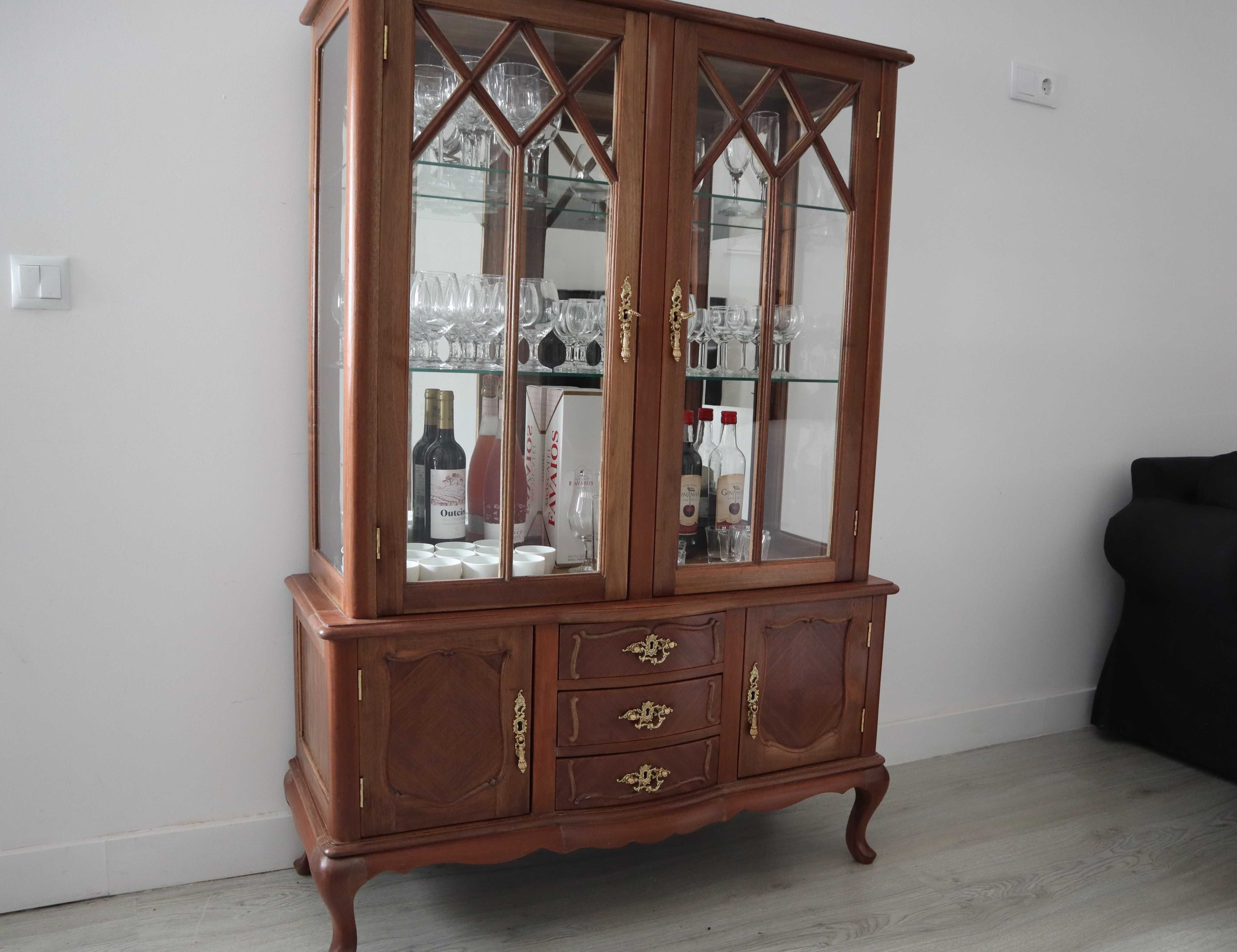 Cristaleira restaurada estilo Queen Anne