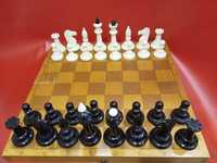 Советские пластиковые шахматы на деревянной доске