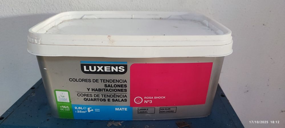 Latas de tintas fechadas ainda