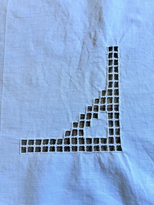 Biały obrus 137 x 117 z haftem