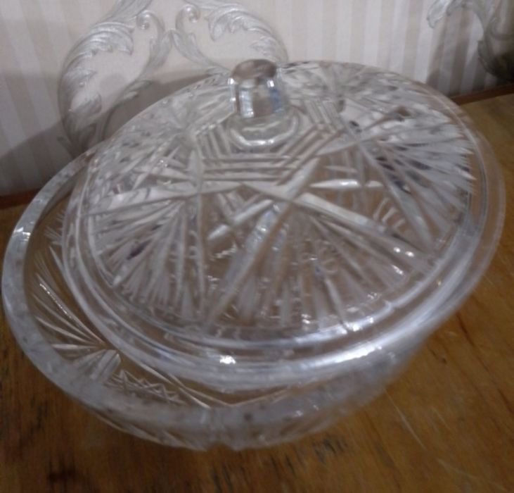 Продам конфетницу и графин.