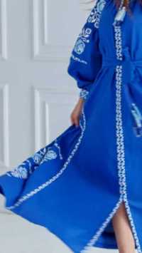 Плаття -вишиванка  синього кольору з білими трояндам