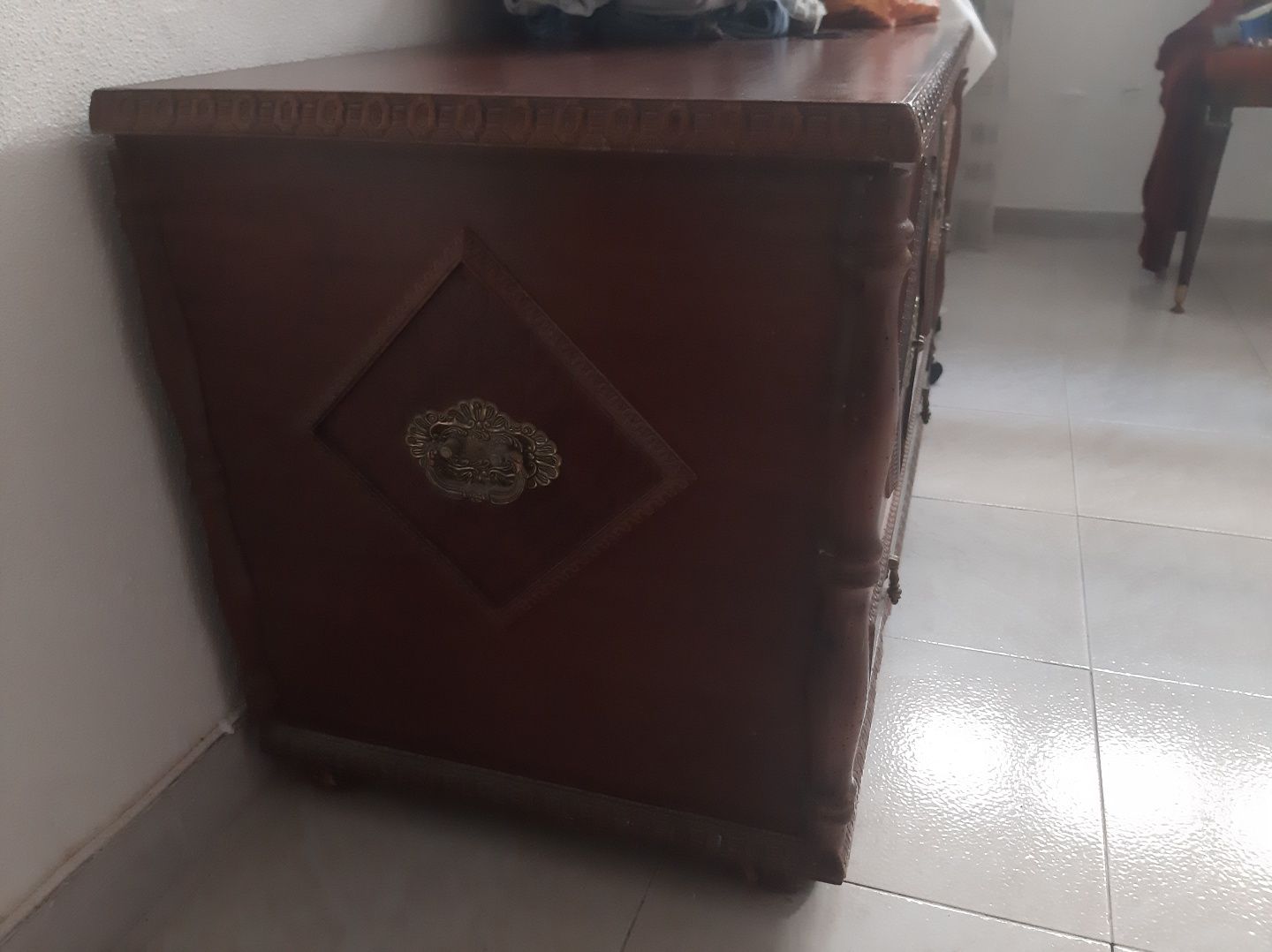 Bau de madeira..