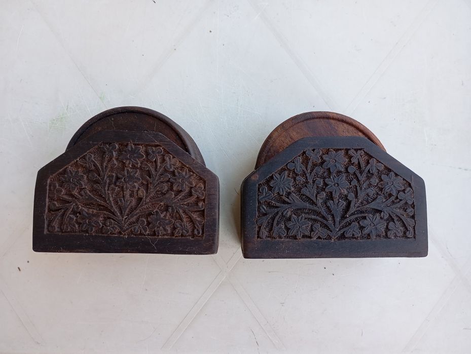 2 conjuntos indianos de 6 bases para copos em madeira esculpida

Vend