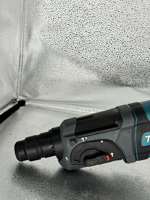 Акумуляторний перфоратор Makita DHR 241