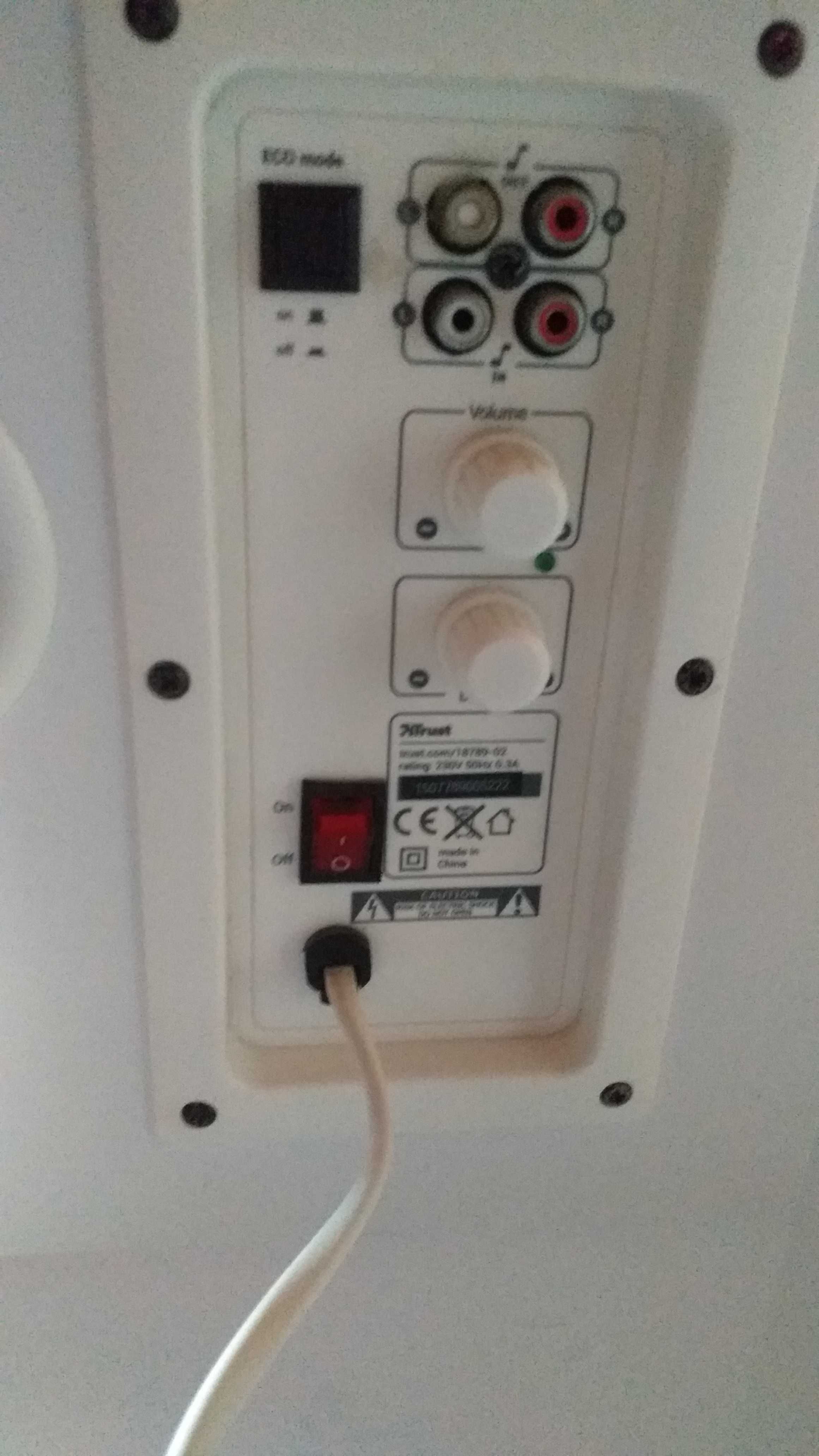 Conjunto de colunas com sistema para telemovel,computador, fones
