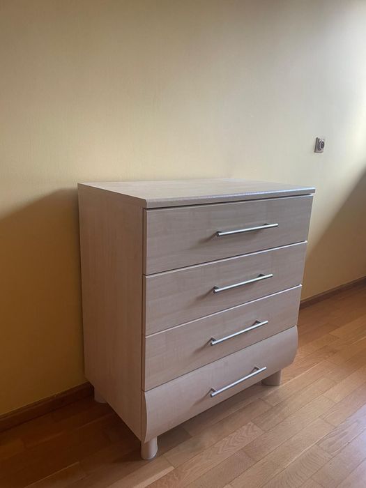 Komoda z czterema szufladami