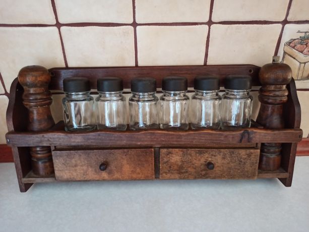 półeczka szufladki drewno młynek pieprz buteleczki przyprawy vintage