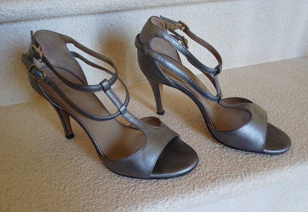 sandalias pele genuína: versace, carolina herrera, hugo boss e furla.