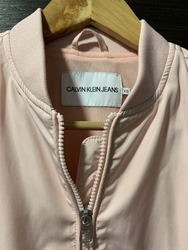 Продам ветровку бомбер Calvin Klein XS /S