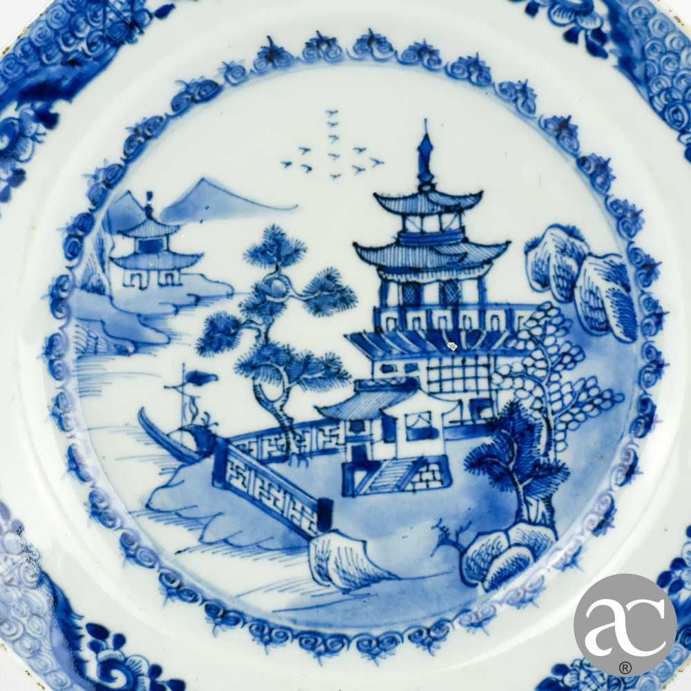Prato oitavado porcelana da China, pagodes, Qianlong, séc. XVIII. Nº 2