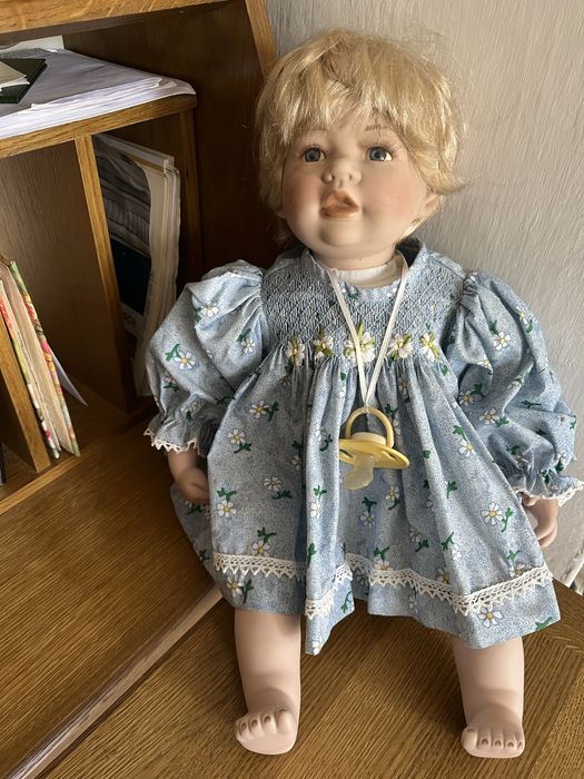 Śliczna Lalka porcelanowa