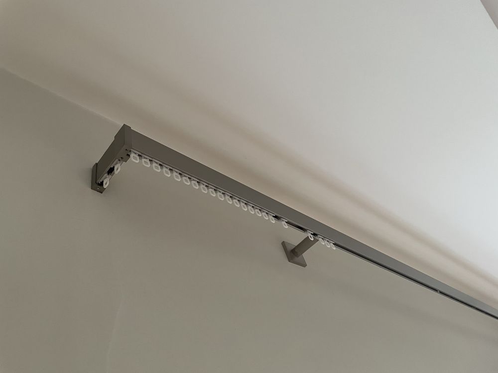 Karnisze srebrne metalowe mat